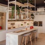 ¿Cómo se transforma la cocina como centro social de la vivienda?